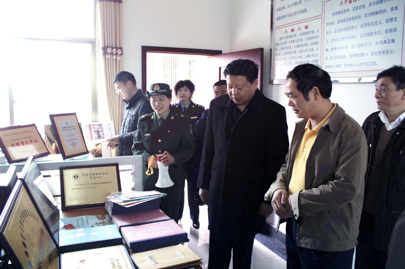 2011年3月，国家工商局总局个体司司长李玉家受中央组织部委托视察乐竞(中国)一站式服务平台党建工作.JPG