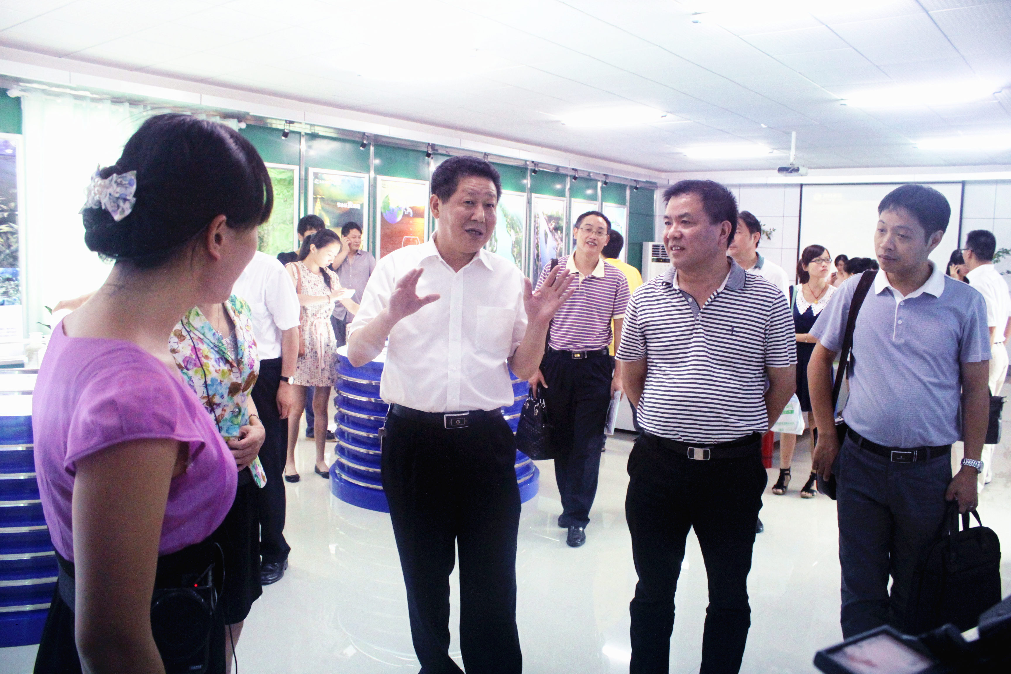 2012年8月，省委宣传部纪检组长肖君华在时任市委常委，宣传部部长钱德喜的带领下莅临乐竞(中国)一站式服务平台视察.JPG