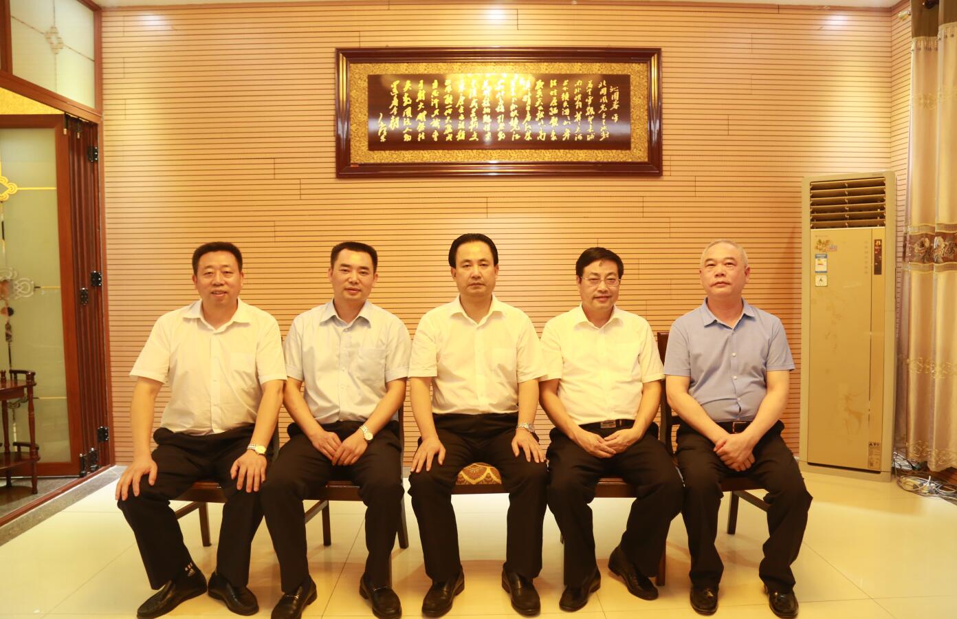2016年9月，时任市委常务副市长杨亲鹏等领导莅临乐竞(中国)一站式服务平台指导.JPG