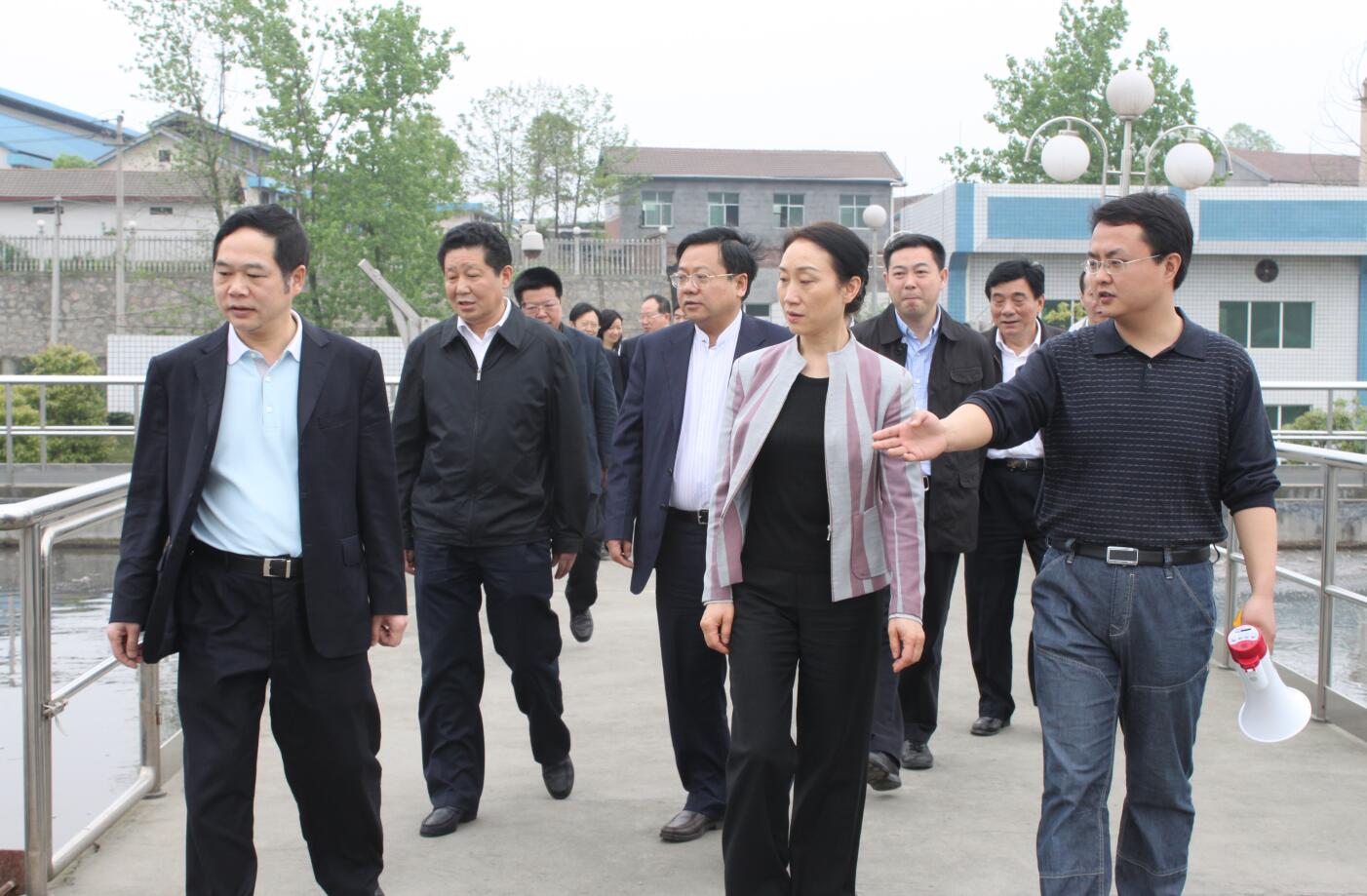2011年4月，省政协主席，时任省委常委、统战部部长李薇薇来乐竞(中国)一站式服务平台视察.JPG