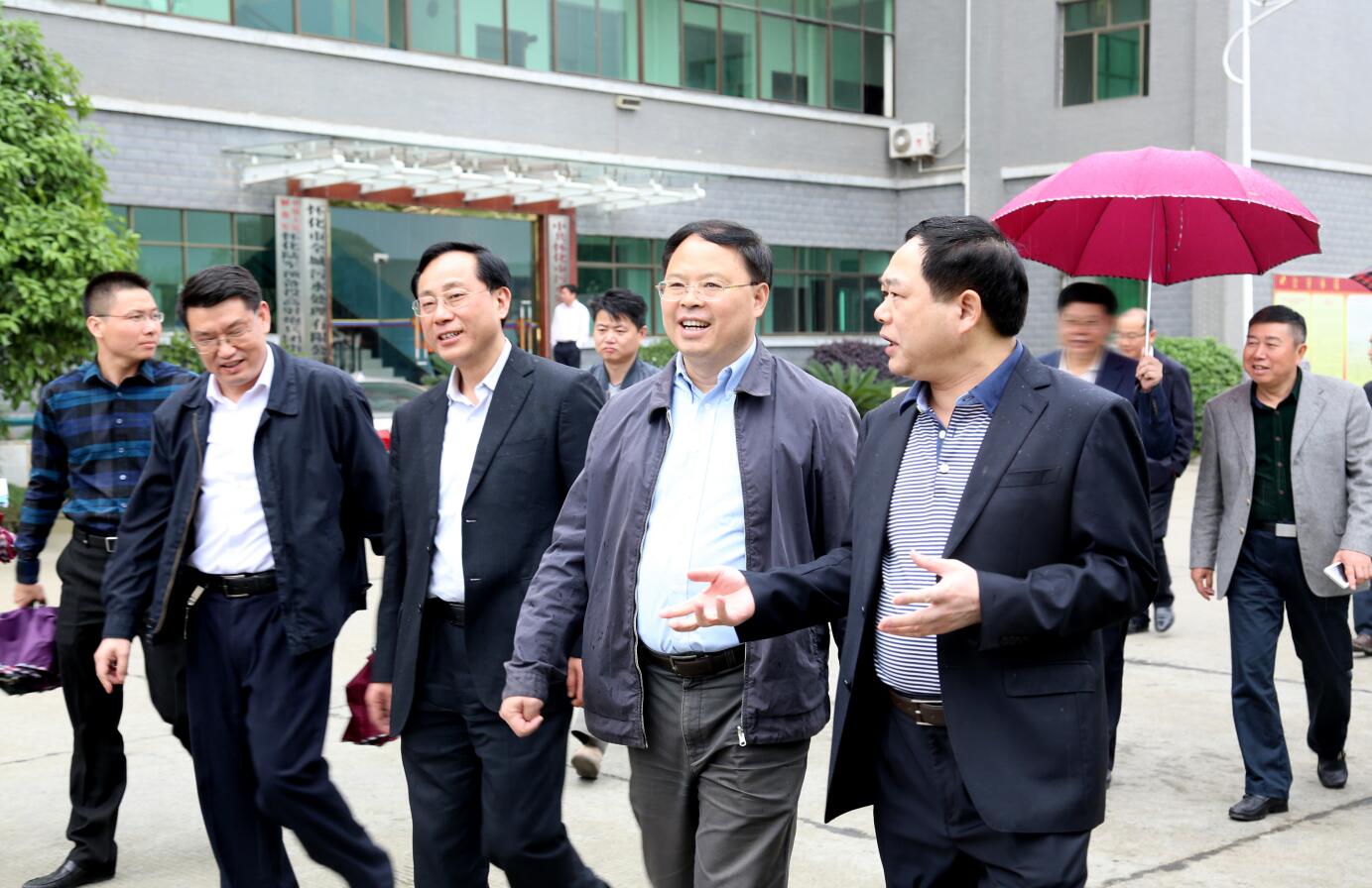 2015年4月，省委常委副省长张剑飞莅临乐竞(中国)一站式服务平台视察.JPG