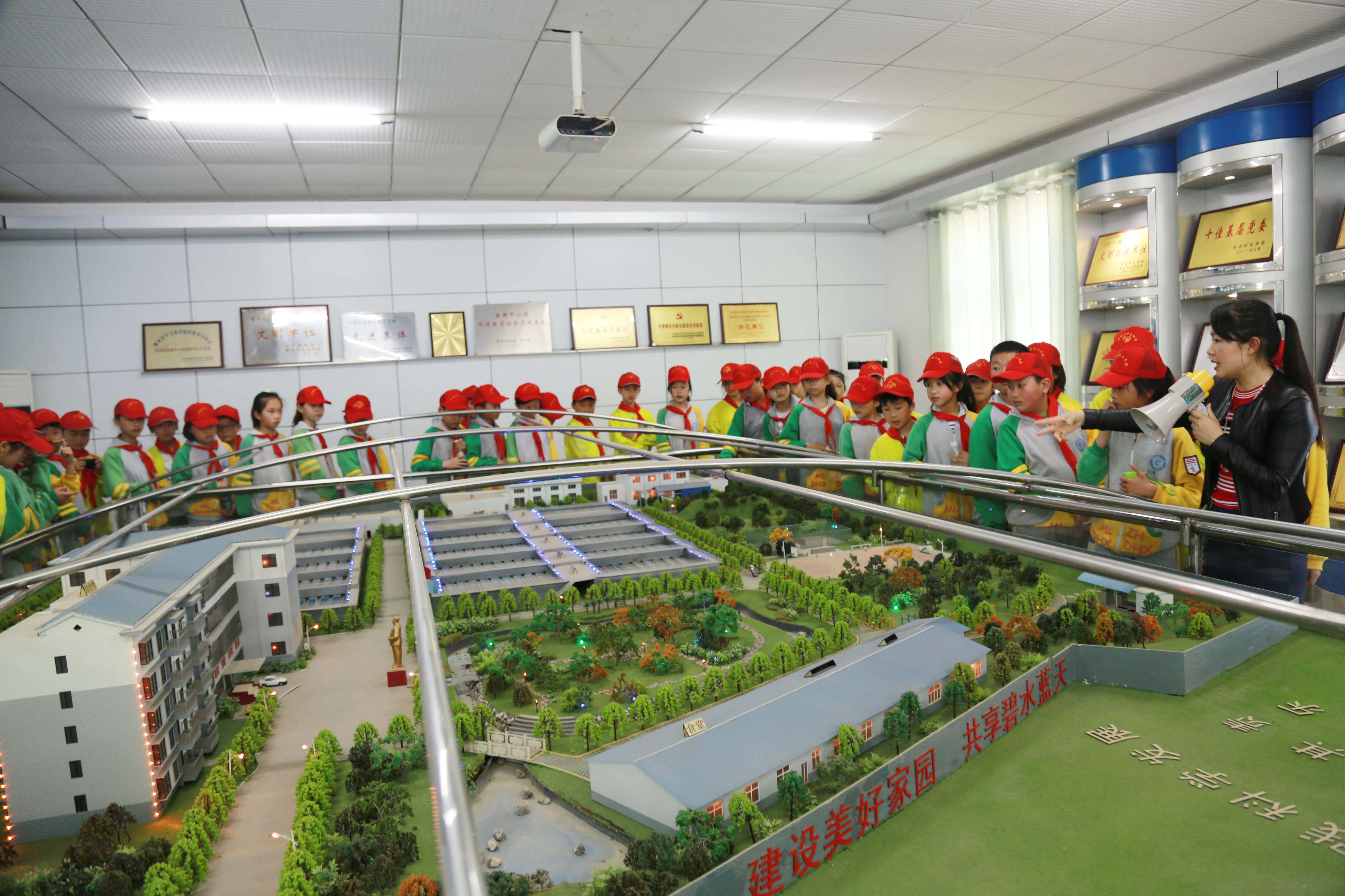 城管进校园 宏宇小学参观市污水处理有限乐竞(中国)一站式服务平台.jpg